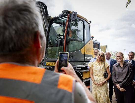 DOETINCHEM - Queen Maxima and Minister Elanor Boekholt-O Sullivan of Housing and Spatial Planning during a visit to a new housing development as part of a working visit to the Achterhoek focused on biobased construction and making buildings more sustainable. SEM VAN DER WAL ANP netherlands out - belgium out  Copyright: xx x566956675x originalFilename: 566956675.jpg