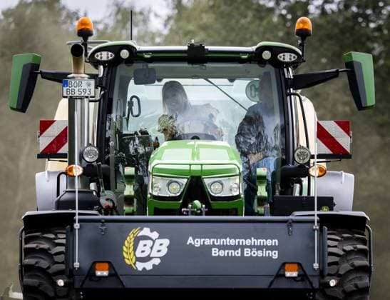 HENGELO - Queen Maxima helps out in a tractor during a visit to a fiber hemp grower as part of a working visit to the Achterhoek focused on biobased construction and making buildings more sustainable. SEM VAN DER WAL ANP netherlands out - belgium out  Copyright: xx x566956963x originalFilename: 566956963.jpg