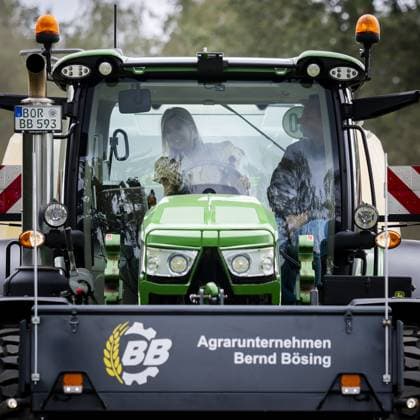 HENGELO - Queen Maxima helps out in a tractor during a visit to a fiber hemp grower as part of a working visit to the Achterhoek focused on biobased construction and making buildings more sustainable. SEM VAN DER WAL ANP netherlands out - belgium out  Copyright: xx x566957096x originalFilename: 566957096.jpg