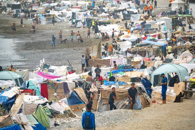 News Bilder des Tages Trampolín Beach Continues to Host Hundreds of Migrants Hundreds of migrants are camped on Trampolín Beach, as of September 3, 2026, in Ceuta, Spain. Trampolín Beach is home to a large number of makeshift shacks despite previous attempts to relocate migrants to other designated areas. The site is also used by the Red Cross for daily food distribution. SEPTEMBER 3, 2026 MIGRATION CRISIS Ceuta Ceuta, Spain  Copyright: xMarcosxMorenox 7746993