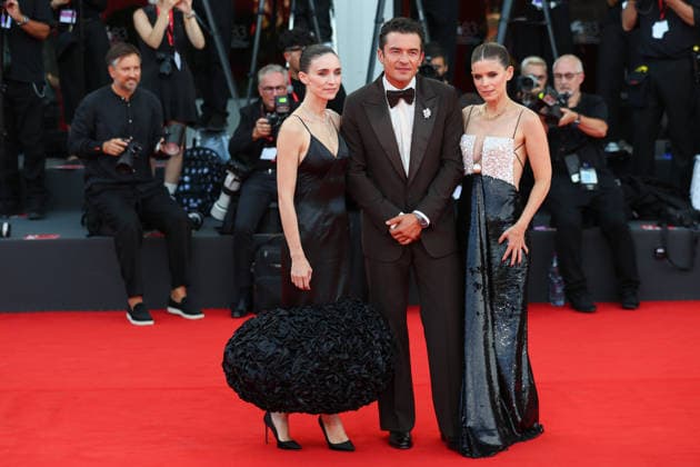 September 3, 2026, Venice Lido, Veneto, Italy: Sisters KATE MARA and ROONEY MARA pose with their co-star ORLANDO BLOOM during the Bucking Fastard red carpet at the 83rd Venice Film Festival at Sala Grande in Venice Lido, Italy Venice Lido Italy  - ZUMAc179 20260903_zep_c179_097 Copyright: xMickaelxChavetx