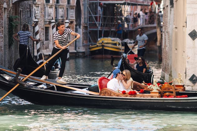 In the midst of the Venice Film Festival, Sydney Sweeney and Scooter Braun treated themselves to a super-romantic getaway on the canals. The *Euphoria* actress and the producer clearly couldn’t keep their hands to themselves—sharing a passionate kiss in a gondola, exchanging knowing glances and sharing big hugs as they glided along the water. *La Dolce Vita* suits them far too well. Tiziano Da Silva Bestimage Love is in the air. Sydney Sweeney and her boyfriend Scooter Braun share a romantic kiss while enjoying a gondola ride through the canals of Venice—a picture-perfect moment in one of the most romantic cities in the world. She was wearing a white Lois Broderie Anglaise cotton midi dress and a Cartier Panthère mini quartz watch Venice,  Copyright: xTizianoxDaxSilvax xBestimagexTizianoxDaxSilvax xBestimagex