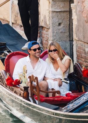 In the midst of the Venice Film Festival, Sydney Sweeney and Scooter Braun treated themselves to a super-romantic getaway on the canals. The *Euphoria* actress and the producer clearly couldn’t keep their hands to themselves—sharing a passionate kiss in a gondola, exchanging knowing glances and sharing big hugs as they glided along the water. *La Dolce Vita* suits them far too well. Tiziano Da Silva Bestimage Love is in the air. Sydney Sweeney and her boyfriend Scooter Braun share a romantic kiss while enjoying a gondola ride through the canals of Venice—a picture-perfect moment in one of the most romantic cities in the world. She was wearing a white Lois Broderie Anglaise cotton midi dress and a Cartier Panthère mini quartz watch Venice,  Copyright: xTizianoxDaxSilvax xBestimagexTizianoxDaxSilvax xBestimagex