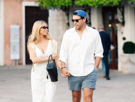 In the midst of the Venice Film Festival, Sydney Sweeney and Scooter Braun treated themselves to a super-romantic getaway on the canals. The *Euphoria* actress and the producer clearly couldn’t keep their hands to themselves—a passionate kiss in a gondola, exchanging knowing glances and sharing big hugs as they glided along the water. *La Dolce Vita* suits them far too well. Tiziano Da Silva Bestimage Love is in the air. Sydney Sweeney and her boyfriend Scooter Braun share a romantic kiss while enjoying a gondola ride through the canals of Venice—a picture-perfect moment in one of the most romantic cities in the world. She was wearing a white Lois Broderie Anglaise cotton midi dress and a Cartier Panthère mini quartz watch Venice, Italy  Copyright: xTizianoxDaxSilvax xBestimagexTizianoxDaxSilvax xBestimagex