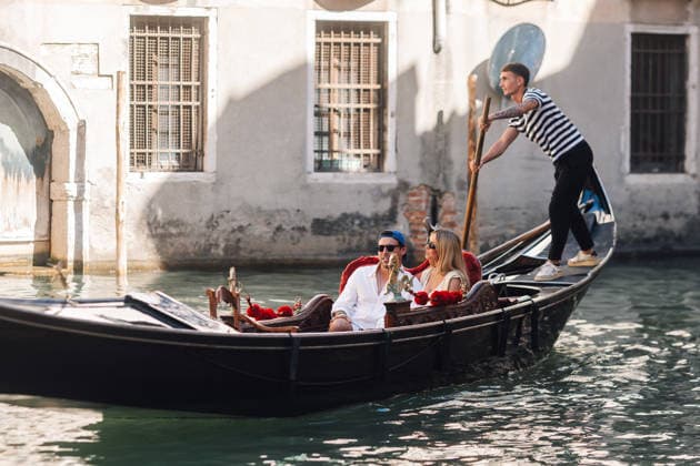 In the midst of the Venice Film Festival, Sydney Sweeney and Scooter Braun treated themselves to a super-romantic getaway on the canals. The *Euphoria* actress and the producer clearly couldn’t keep their hands to themselves—a passionate kiss in a gondola, exchanging knowing glances and sharing big hugs as they glided along the water. *La Dolce Vita* suits them far too well. Tiziano Da Silva Bestimage Love is in the air. Sydney Sweeney and her boyfriend Scooter Braun share a romantic kiss while enjoying a gondola ride through the canals of Venice—a picture-perfect moment in one of the most romantic cities in the world. She was wearing a white Lois Broderie Anglaise cotton midi dress and a Cartier Panthère mini quartz watch Venice, Italy  Copyright: xTizianoxDaxSilvax xBestimagexTizianoxDaxSilvax xBestimagex