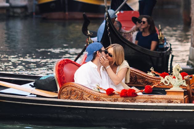 In the midst of the Venice Film Festival, Sydney Sweeney and Scooter Braun treated themselves to a super-romantic getaway on the canals. The *Euphoria* actress and the producer clearly couldn’t keep their hands to themselves—a passionate kiss in a gondola, exchanging knowing glances and sharing big hugs as they glided along the water. *La Dolce Vita* suits them far too well. Tiziano Da Silva Bestimage Love is in the air. Sydney Sweeney and her boyfriend Scooter Braun share a romantic kiss while enjoying a gondola ride through the canals of Venice—a picture-perfect moment in one of the most romantic cities in the world. She was wearing a white Lois Broderie Anglaise cotton midi dress and a Cartier Panthère mini quartz watch Venice, Italy  Copyright: xTizianoxDaxSilvax xBestimagexTizianoxDaxSilvax xBestimagex