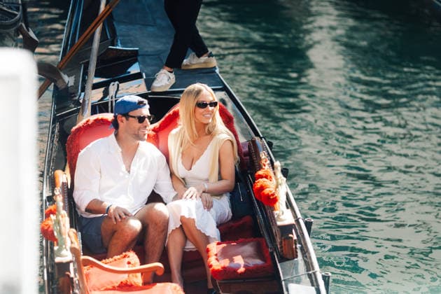In the midst of the Venice Film Festival, Sydney Sweeney and Scooter Braun treated themselves to a super-romantic getaway on the canals. The *Euphoria* actress and the producer clearly couldn’t keep their hands to themselves—sharing a passionate kiss in a gondola, exchanging knowing glances and sharing big hugs as they glided along the water. La Dolce Vita suits them all too well. Tiziano Da Silva Bestimage Love is in the air. Sydney Sweeney and her boyfriend Scooter Braun share a romantic kiss while enjoying a gondola ride through the canals of Venice—a picture-perfect moment in one of the most romantic cities in the world. She was wearing a white Lois Broderie Anglaise cotton midi dress and a Cartier Panthère mini quartz watch. Venice,  Copyright: xTizianoxDaxSilvax xBestimagexTizianoxDaxSilvax xBestimagex