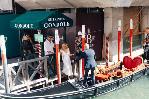In the midst of the Venice Film Festival, Sydney Sweeney and Scooter Braun treated themselves to a super-romantic getaway on the canals. The *Euphoria* actress and the producer clearly couldn’t keep their hands to themselves—sharing a passionate kiss in a gondola, exchanging knowing glances and sharing big hugs as they glided along the water. La Dolce Vita suits them all too well. Tiziano Da Silva Bestimage Love is in the air. Sydney Sweeney and her boyfriend Scooter Braun share a romantic kiss while enjoying a gondola ride through the canals of Venice—a picture-perfect moment in one of the most romantic cities in the world. She was wearing a white Lois Broderie Anglaise cotton midi dress and a Cartier Panthère mini quartz watch. Venice,  Copyright: xTizianoxDaxSilvax xBestimagexTizianoxDaxSilvax xBestimagex