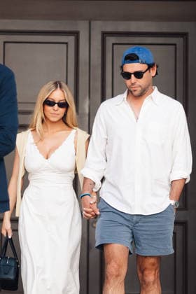 In the midst of the Venice Film Festival, Sydney Sweeney and Scooter Braun treated themselves to a super-romantic getaway on the canals. The *Euphoria* actress and the producer clearly couldn’t keep their hands to themselves—sharing a passionate kiss in a gondola, exchanging knowing glances and sharing big hugs as they glided along the water. La Dolce Vita suits them all too well. Tiziano Da Silva Bestimage Love is in the air. Sydney Sweeney and her boyfriend Scooter Braun share a romantic kiss while enjoying a gondola ride through the canals of Venice—a picture-perfect moment in one of the most romantic cities in the world. She was wearing a white Lois Broderie Anglaise cotton midi dress and a Cartier Panthère mini quartz watch. Venice,  Copyright: xTizianoxDaxSilvax xBestimagexTizianoxDaxSilvax xBestimagex