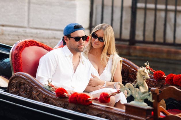 In the midst of the Venice Film Festival, Sydney Sweeney and Scooter Braun treated themselves to a super-romantic getaway on the canals. The *Euphoria* actress and the producer clearly couldn’t keep their hands to themselves—sharing a passionate kiss in a gondola, exchanging knowing glances and sharing big hugs as they glided along the water. *La Dolce Vita* suits them all too well. Tiziano Da Silva Bestimage Love is in the air. Sydney Sweeney and her boyfriend Scooter Braun share a romantic kiss while enjoying a gondola ride through the canals of Venice—a picture-perfect moment in one of the most romantic cities in the world. She was wearing a white Lois Broderie Anglaise cotton midi dress and a Cartier Panthère mini quartz watch Venice,  Copyright: xTizianoxDaxSilvax xBestimagexTizianoxDaxSilvax xBestimagex