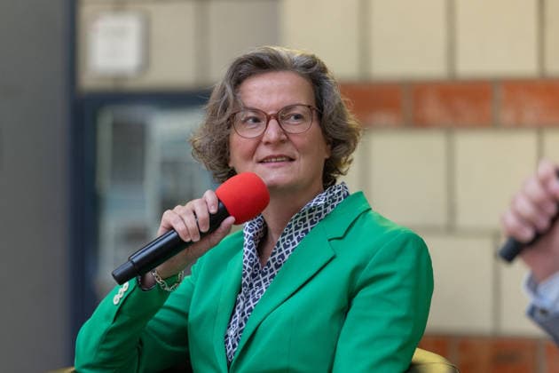 News Bilder des Tages Bornheimer Orts-Gespräch in der Oase der Europaschule Bornheim - 03.09.26 Beim Bornheimer Orts-Gespräch in der Oase der Europaschule Bornheim diskutiert NRW-Landesministerin für Heimat, Kommunales, Bauen und Digitalisierung Ina SCHARRENBACH (CDU) unter der Moderation von Ortsvorsteher Dominik PINSDORF als Gast der Dialogreihe mit Bürgerinnen und Bürgern über aktuelle gesellschaftliche Themen. Bornheim Nordrhein-Westfalen Deutschland *** Bornheim Community Forum at the Oase of the Europaschule Bornheim, September 3, 2026. At the Bornheim Community Forum held at the Oase of the Europaschule Bornheim, Ina Scharrenbach, North Rhine-Westphalia State Minister for Home Affairs, Local Government, Construction, and Digitalization, Ina Copyright: xMarcxJohnx