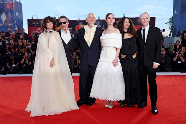 Parker Posey, Sam Rockwell, John Malkovich, Mariana Di Girolamo, Ailin Salas, and Steve Buscemi at the premiere of the film *Wild Horse Nine* at the 2023 Venice Biennale—the 83rd Venice International Film Festival—at the Palazzo del Cinema in Venice, September 3, 2026 Foto:xD.xBedrosianx xFuturexImagex wild_6993