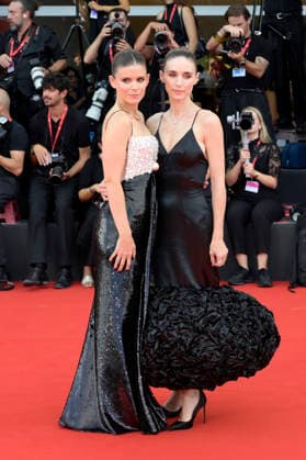 Kate Mara with her sister Rooney Mara at the premiere of the film *Bucking Fastard* at the 2023 Venice Biennale—the 83rd Venice International Film Festival—at the Palazzo del Cinema in Venice, September 3, 2026 Foto:xA.xM.xTinghinox xFuturexImagex fastard_6727