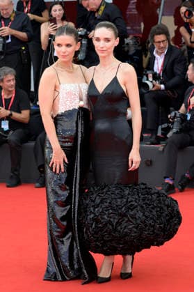 Kate Mara with her sister Rooney Mara at the premiere of the film *Bucking Fastard* at the 2023 Venice Biennale—the 83rd Venice International Film Festival—at the Palazzo del Cinema in Venice, September 3, 2026 Foto:xA.xM.xTinghinox xFuturexImagex fastard_6732