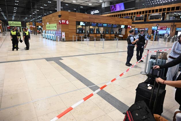 Terminal 1 evacuated at Berlin BER Airport over alleged toxic threat BERLIN, GERMANY - SEPTEMBER 03: Police and emergency personnel restrict access to Terminal 1 at Berlin Brandenburg Airport (BER) following a security evacuation after a woman told officers that she had toxic substances in her handbag, local reports cited a police spokesperson as saying Thursday in Berlin , Germany, on September 3, 2026. All passengers were instructed to leave the building. Air and rail traffic have since been suspended, according to daily Tagesspiegel. Volodymyr Sindieiev Anadolu Berlin Germany. Editorial use only. Please get in touch for any other usage.  Copyright: x2026xAnadoluxVolodymyrxSindieievx
