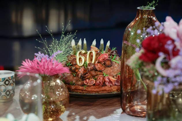 Birthday cake for Torsten Sträter s 60th birthday during the taping of the WDR talk show Kölner Treff at WDR Studio BS 3 in Cologne, September 3, 2026 Foto:xR.xSchmiegeltx xFuturexImagex koelner_treff0309_6944