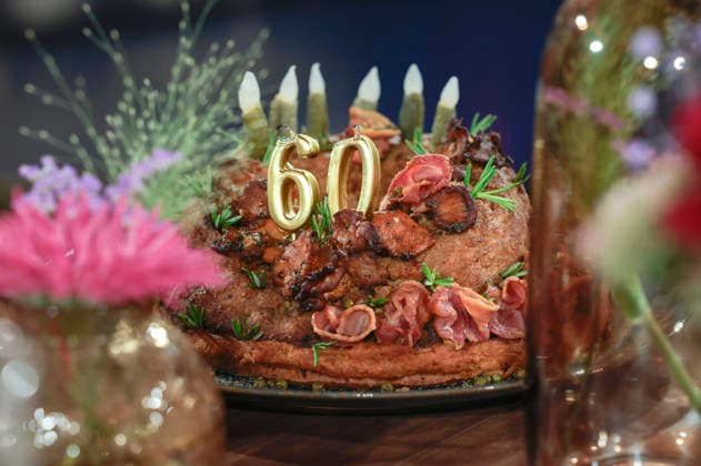 Birthday cake for Torsten Sträter s 60th birthday during the taping of the WDR talk show Kölner Treff at WDR Studio BS 3 in Cologne, September 3, 2026 Foto:xR.xSchmiegeltx xFuturexImagex koelner_treff0309_6945