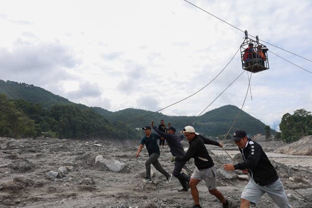 News Bilder des Tages Search and rescue efforts continue in Nepal amid flash flood aftermath NUWAKOT, NEPAL - SEPTEMBER 04: People are evacuated by a makeshift cable car from flood hit areas, as search and rescue operations continue, in Nuwakot, Nepal, on September 4, 2026. While the death toll from the apocalyptic flash flood has risen to more than 1,200, rescuers are still attempting to search for possible survivors including workers trapped in a hydropower tunnel, as thousands of locals and foreign nationals remain missing, such as those from the United States, Malaysia, Australia, China, South Korea, Ukraine, Japan and Germany. Daniel Ceng Anadolu Nuwakot Nepal. Editorial use only. Please get in touch for any other usage.  Copyright: x2026xAnadoluxDanielxCengx