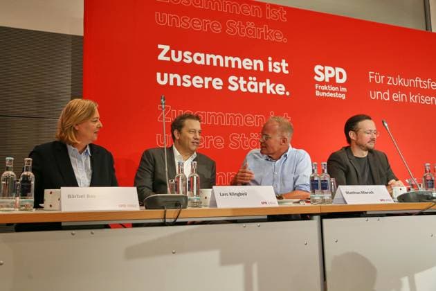 News Bilder des Tages Berlin, Deutschland, 04.09.2026: Deutscher Bundestag: SPD-Fraktionsklausur: Bundesministerin für Arbeit und Soziales Bärbel Bas (SPD), Bundesminister der Finanzen Lars Klingbeil (SPD), Matthias Miersch (SPD) und Dirk Wiese (SPD) *** Berlin, Germany, September 4, 2026 German Bundestag SPD Caucus Meeting Federal Minister of Labor and Social Affairs Bärbel Bas (SPD), Federal Minister of Finance Lars Klingbeil (SPD), Matthias Miersch (SPD), and Dirk Wiese (SPD) Copyright: xdtsxNachrichtenagenturx dts_132700