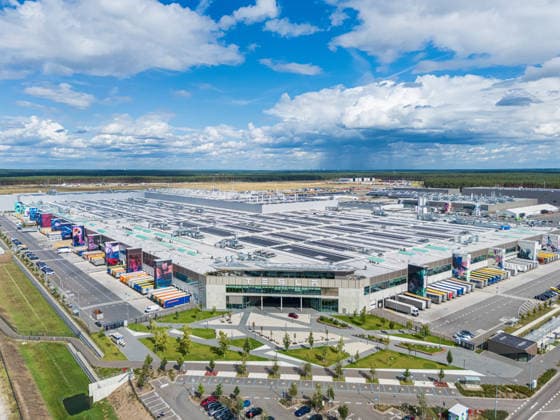 GRÜNHEIDE, DEUTSCHLAND, 30. AUGUST: Eine Luftaufnahme der Tesla Gigafactory Berlin-Brandenburg am 30. August 2026 in der Nähe von Grünheide, Deutschland. Die Tesla Gigafactory in der Nähe von Berlin in einer Luftaufnahme, Berlin, Deutschland Copyright: xx
