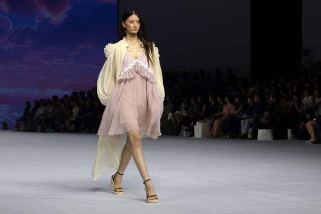 Seoul Fashion Week S S 2027 - Runway - CAHIERS A model walks the runway for designer Kim Ah Young s CAHIERS collection during the Seoul Fashion Week S S 2027 at Dongdaemun Design Plaza (DDP) in Seoul, South Korea, on September 04, 2026. Seoul South Korea  Copyright: xMatrixxImagesx xJungxUi-Chelx