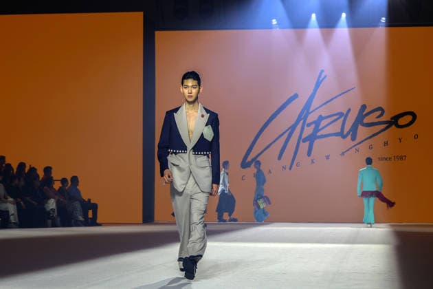 Seoul Fashion Week S S 2027 - Runway - CARUSO A model walks the runway for designer Chang Kwang Hyo s CARUSO collection during the Seoul Fashion Week S S 2027 at Dongdaemun Design Plaza (DDP) in Seoul, South Korea, on September 04, 2026. Seoul South Korea  Copyright: xMatrixxImagesx xJungxUi-Chelx