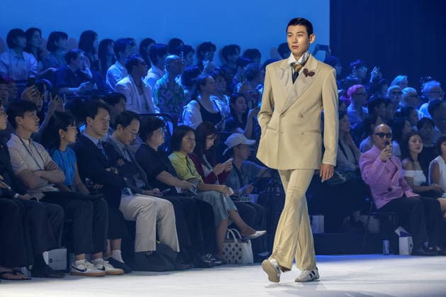 Seoul Fashion Week S S 2027 - Runway - CARUSO A model walks the runway for designer Chang Kwang Hyo s CARUSO collection during the Seoul Fashion Week S S 2027 at Dongdaemun Design Plaza (DDP) in Seoul, South Korea, on September 04, 2026. Seoul South Korea  Copyright: xMatrixxImagesx xJungxUi-Chelx