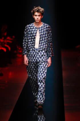September 4, 2026, Tokyo, Japan: A model wearing fashion brand WISHARAWISH walks down the runway during the Rakuten Fashion Week TOKYO 2027 Spring Summer Collection. The fashion week runs from August 31 to September 5. Tokyo Japan  - ZUMAm191 20260904_aap_m191_040 Copyright: xRodrigoxReyesxMarinx