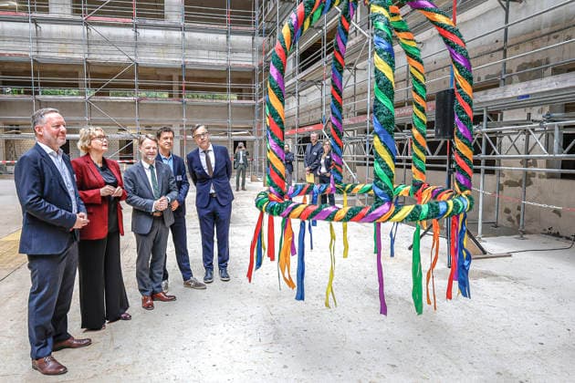 News Bilder des Tages Richtfest des Kriminaltechnischen Institut des Landeskriminalamts Niedersachsen (v.l.n.r) Thorsten Massinger, Präsident des Landeskriminalamtes Niedersachsen; Daniela Behrens (SPD), Innenministerin des Landes Niedersachsen; Gerald Heere (Bündnis 90 Die Grünen), Finanzminister des Landes Niedersachsen; Alessandro Raschiatore, Firma H&P Bauingenieure, Geschäftsführer; Alexander Schaub, Bauamtsleiter des Staatlichen Baumanagements Hannover an der Richtkrone. Lavesallee, 30161 Hannover Rohbau, Kriminaltechnisches Inst Niedersachsen, Region Hannover Germany *** Topping-out ceremony for the Forensic Science Institute of the Lower Saxony State Criminal Police Office; from left to right: Thorsten Massinger, President of the Lower Saxony State