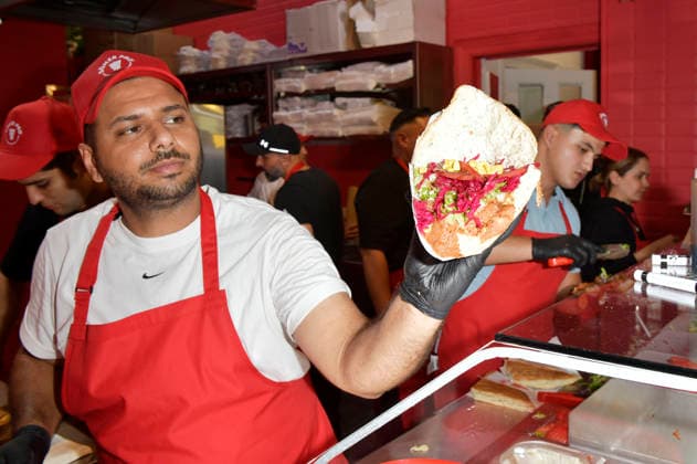 Opening of Frederick Lau’s vegan kebab shop, Döner Pro, at Oranienstraße 190 in Berlin-Kreuzberg, Berlin, September 4, 2026 Foto:xM.xBehrensx xFuturexImagex doener_6905