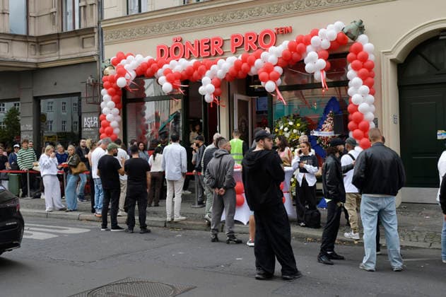 Opening of Frederick Lau s vegan kebab shop, Döner Pro, at Oranienstraße 190 in Berlin Kreuzberg, Berlin, September 4, 2026 Foto:xM.xBehrensx xFuturexImagex doener_6901