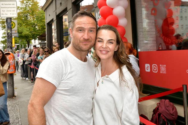 Frederick Lau with his wife, Annika Lau, at the grand opening of his vegan döner shop, Döner Pro, at Oranienstraße 190 in Berlin-Kreuzberg, Berlin, September 4, 2026 Foto:xM.xBehrensx xFuturexImagex doener_6907