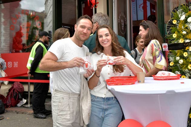 Frederick Lau with his wife, Annika Lau, at the grand opening of his vegan döner shop, Döner Pro, at Oranienstraße 190 in Berlin-Kreuzberg, Berlin, September 4, 2026 Foto:xM.xBehrensx xFuturexImagex doener_6912