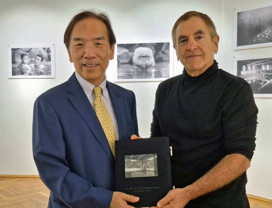 Entertainment Bilder des Tages September 4, 2026, Kyiv, Ukraine: JapanÃ¢â‚¬â ¢s new ambassador to Ukraine YO OSUMI with photographer MARK EDWARD HARRIS at HarrisÃ¢â‚¬â ¢s opening of his exhibition, The Way of the Japanese Bath, at the. Ukraine Japan Center in Kyiv. Kyiv Ukraine  - ZUMAh234 20260904_zsp_h234_003 Copyright: xMarkxEdwardxHarrisx