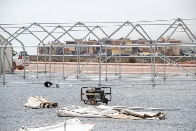 News Bilder des Tages Construction work on a migrant reception center next to a preschool. Tents are being set up for a new migrant reception center in the Los Rosales neighborhood on September 4, 2026, in Ceuta, Spain. The new center will house approximately 900 migrants, and its construction has caused concern among neighbors because it is located next to the Nuestra Senora de África preschool. SEPTEMBER 4, 2026 MIGRANTS FACILITY CONSTRUCTION TENTS PRESCHOOL ORWORKERS Ceuta Ceuta, Spain  Copyright: xMarcosxMorenox 7748982
