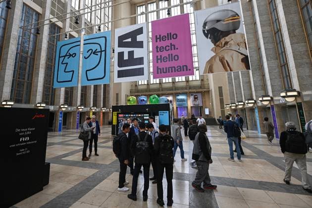 News Bilder des Tages (260904) -- BERLIN, Sept. 4, 2026 -- People visit IFA Berlin 2026 in Berlin, Germany, Sept. 4, 2026. IFA Berlin 2026, one of the world s largest trade fairs for consumer electronics and home appliances, kicked off in Berlin on Friday. ) GERMANY-BERLIN-IFA BERLIN 2026-OPENING ZhangxHaofu 