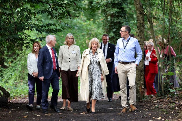 Queen Camilla Visits Liverpool LIVERPOOL, ENGLAND - SEPTEMBER 04: (L-R) Johnathon Douglas CBE, Queen Camilla and Justin Pearce walk through the grounds of Speke Hall during her visit to Liverpool on September 04, 2026 in Liverpool, England. The Queen carried out the engagement as Patron of the National Literacy Trust., Credit:Matt McNulty PA ROTA - B68 Avalon United Kingdom, England, Liverpool  Copyright: xMattxMcNultyx xPAxROTAx-xB68x xAvalonx 1130705644