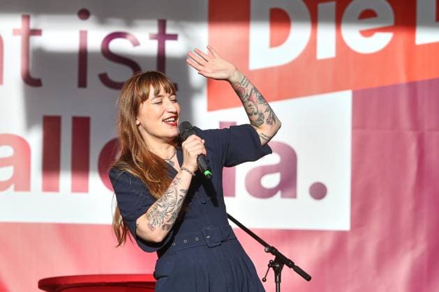 News Bilder des Tages Halle (Saale), Sachsen-Anhalt, Deutschland, 04.09.2026: Hallmarkt: Wahlkampf-Abschluss der Linkspartei: Heidi Reichinnek *** Halle an der Saale, Saxony-Anhalt, Germany, September 4, 2026: Hallmarkt campaign rally marking the conclusion of the Left Party’s campaign, featuring Heidi Reichinnek Copyright: xdtsxNachrichtenagenturx dts_132750