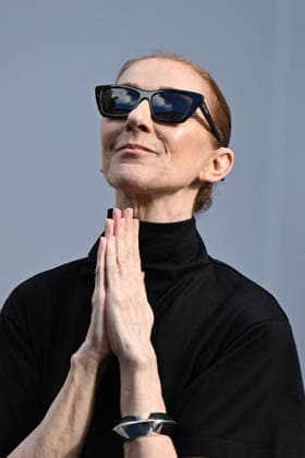 Just days before her return to the stage, Celine Dion with fans outside her hotel, the Hotel Royal Monceau in Paris, France, on September 4, 2026. Lionel Urman, Bestimage, Paris, France  Copyright: xLIONELxURMANxx xBESTIMAGExLIONELxURMANxx xBESTIMAGEx