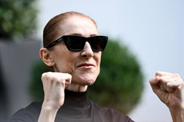 Just days before her return to the stage, Celine Dion with fans outside her hotel, the Hotel Royal Monceau in Paris, France, on September 4, 2026. Lionel Urman, Bestimage, Paris, France  Copyright: xLIONELxURMANxx xBESTIMAGExLIONELxURMANxx xBESTIMAGEx