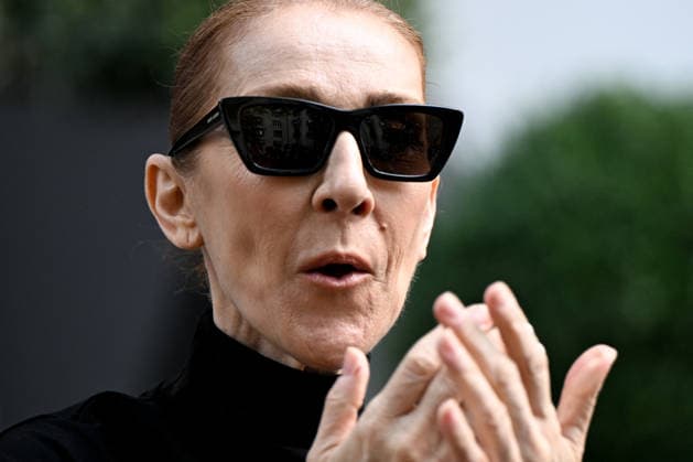 Just days before her return to the stage, Celine Dion with fans outside her hotel, the Hotel Royal Monceau in Paris, France, on September 4, 2026. Lionel Urman, Bestimage, Paris, France  Copyright: xLIONELxURMANxx xBESTIMAGExLIONELxURMANxx xBESTIMAGEx