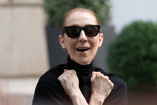 Just a few days before her return to the stage, Céline Dion with her fans outside her hotel, the Royal Monceau, in Paris, France. Just days before her return to the stage, Céline Dion with fans outside her hotel, the Royal Monceau, in Paris, France 459399 2026 09 04 Paris France  Copyright: xL.Urmanx xStarfacex STAR_459399_033