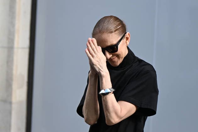 Just a few days before her return to the stage, Céline Dion with her fans outside her hotel, the Royal Monceau, in Paris, France. Just days before her return to the stage, Céline Dion with fans outside her hotel, the Royal Monceau, in Paris, France 459399 2026 09 04 Paris France  Copyright: xL.Urmanx xStarfacex STAR_459399_052