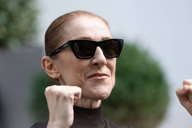 Just a few days before her return to the stage, Céline Dion poses with her fans outside her hotel, the Royal Monceau, in Paris, France. Just days before her return to the stage, Céline Dion with fans outside her hotel, the Royal Monceau, in Paris, France 459399 2026 09 04 Paris France  Copyright: xL.Urmanx xStarfacex STAR_459399_028