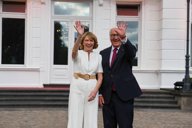 News Bilder des Tages Bürgerfest des Bundespräsidenten 2026 in Bonn. Frank-Walter Steinmeier, Bundespräsident und Elke Büdenbender, Ehefrau des Bundespräsidenten. Das Bürgerfest findet erstmals im Park der Villa Hammerschmidt in Bonn statt. Bonn, Nordrhein-Westfalen, DEU, Deutschland, 04.09.2026 *** 2026 Federal President s Citizens Festival in Bonn: Frank Walter Steinmeier, Federal President, and Elke Büdenbender, wife of the Federal President. The Citizens Festival will take place for the first time in the park of Villa Hammerschmidt in Bonn. Bonn, North Rhine-Westphalia, DEU, Germany, September 4, 2026