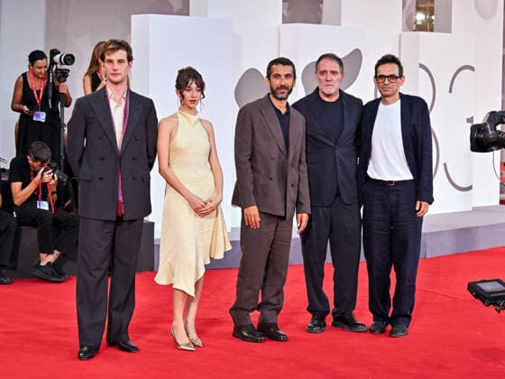 IPA88114269 - Venice, 83rd Venice International Film Festival 2026 - Night 3 - Red carpet for *Nelson San, Anata wa Hito wo Koroshimashitaka?* (Mr. Nelson, Did You Kill People?) - Pictured: Nicola Lagioia, Valerio Mastrandrea, Edoardo Gabbriellini, Gaia Merlonghi, and Emanuele Maria Di Stefano  Copyright: xManuelexMangiarottix xPoolxPhotoxEventsx08x 88114269