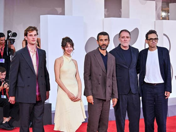 IPA88114281 - Venice, 83rd Venice International Film Festival 2026 - Night 3 - Red carpet for *Nelson San, Anata wa Hito wo Koroshimashitaka?* (*Mr. Nelson, Did You Kill People?*) - Pictured: Nicola Lagioia, Valerio Mastrandrea, Edoardo Gabbriellini, Gaia Merlonghi, and Emanuele Maria Di Stefano  Copyright: xManuelexMangiarottix xPoolxPhotoxEventsx08x 88114281