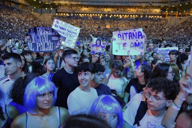Aitana’s First Concert in Barcelona as Part of the Cuarto Azul World Tour Several fans before a performance by singer Aitana at the Palau Sant Jordi on September 4, 2026, in Barcelona, Catalonia, Spain. Aitana resumes her Cuarto Azul World Tour this Friday, September 4, in Barcelona. The concert will be the first of four scheduled at the Palau Sant Jordi. GALE, Ganges, Luiza, Chiara Oliver, and Gara Durán will perform alongside the Catalan artist as opening acts. SEPTEMBER 4, 2026 CATALONIA CONCERT AITANA FANS MUSIC SINGER ARTIST Barcelona Catalonia Barcelona Catalonia Spain Copyright: xAlbertoxParedesx 7749539