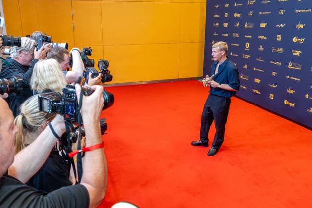 Leipzig - 32. Goldene Henne in Leipzig: Felix Lobrecht gewinnt den Publikumspreis in der Kategorie Entertainment 04.09.2026 ab 18 Uhr Leipzig, Messe-Allee 1 (Leipziger Messe) im Foto: Felix Lobrecht erhält die Goldene Henne bei der Publikumswahl Entertainment von Laudator Filiz Tasdan Deutschlands größter Publikumspreis, die Goldene Henne wird am 4. September 2026 zum 32. Mal vergeben. Die Preisverleihung findet erneut in Leipzig statt und wird vor rund 4.500 Zuschauern in der HALLE:EINS der Leipziger Messe zum zweiten Mal in der ARD live ab 20.15 Uhr übertragen. Die Preise in den Kategorien Entertainment, Film & Fernsehen, Musik und Sport werden traditionell von den Zuschauern bestimmt. Leipzig Sachse Copyright: xEHLxMedia BjörnxStachx 20260904_Leipzig-Goldene Henne-Lobrecht_1