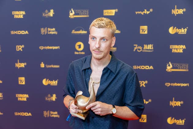 Leipzig - 32. Goldene Henne in Leipzig: Felix Lobrecht gewinnt den Publikumspreis in der Kategorie Entertainment 04.09.2026 ab 18 Uhr Leipzig, Messe-Allee 1 (Leipziger Messe) im Foto: Felix Lobrecht erhält die Goldene Henne bei der Publikumswahl Entertainment von Laudator Filiz Tasdan Deutschlands größter Publikumspreis, die Goldene Henne wird am 4. September 2026 zum 32. Mal vergeben. Die Preisverleihung findet erneut in Leipzig statt und wird vor rund 4.500 Zuschauern in der HALLE:EINS der Leipziger Messe zum zweiten Mal in der ARD live ab 20.15 Uhr übertragen. Die Preise in den Kategorien Entertainment, Film & Fernsehen, Musik und Sport werden traditionell von den Zuschauern bestimmt. Leipzig Sachse Copyright: xEHLxMedia BjörnxStachx 20260904_Leipzig-Goldene Henne-Lobrecht_2